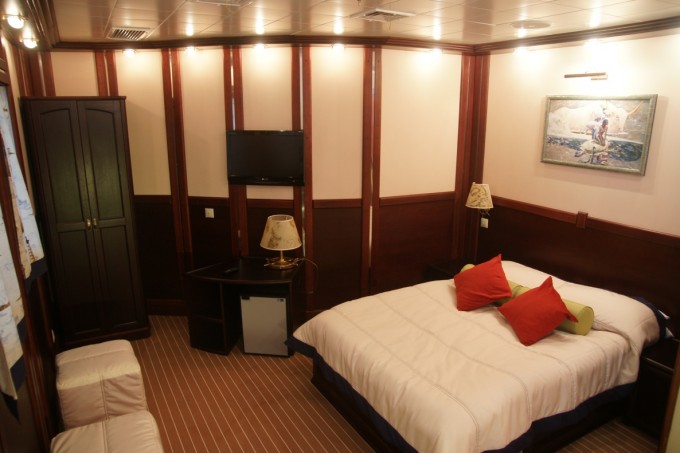 Sailing yacht RUNNING ON WAVES -  Cabin 3